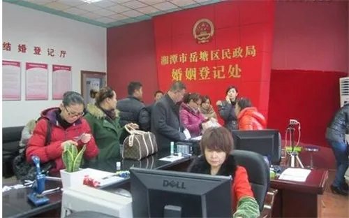 2018新婚姻法规定领取结婚证年龄  领取结婚证需要注意什么