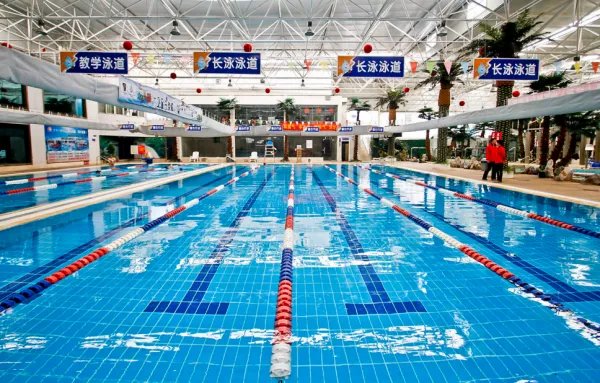 金饰被男友扔进泳池欲放水找,管理方要求费用6000,对此,你怎么看?