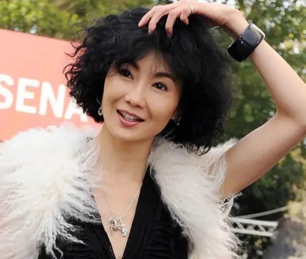 57岁的张曼玉身材暴瘦穿地摊货，她过的究竟怎么样？