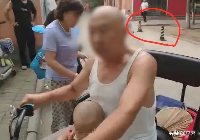 女子路边树上拴狗没让儿童靠近,老人骑车猛撞狗主人,你怎么看?