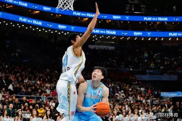 新疆vs青岛，周琦在防守时重摔倒地，躺在担架上紧急被救护车送往医院，他的伤势如何？