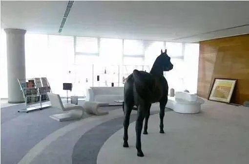 马云现代风格的工作办公室,居然比自家园林风豪宅还酷