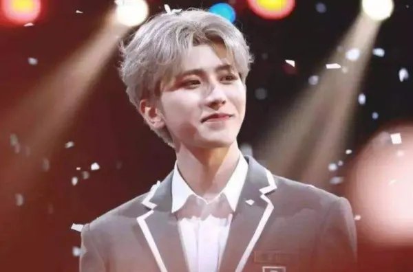 蔡徐坤体重究竟有多轻?为何能被baby悬在半空?