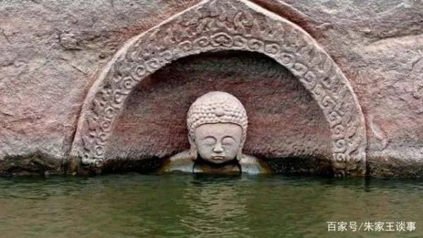 江西一水库水位下降，大量佛像露出，水下还藏着什么？