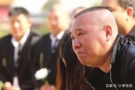 郭德纲写悲情诗句悼念侯耀文，发师父照片，撞脸哪位徒弟？