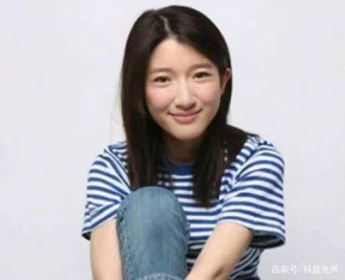 在非诚勿扰中，那个无人敢牵手的“猫脸”化妆师，素颜长成怎么样？