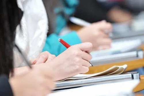 985高校学霸作息表密密麻麻排到凌晨，和“自愿”加班有什么区别？