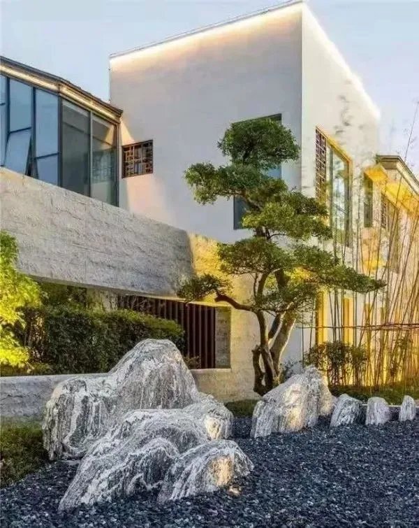 庭院里的这一方石头，历经千年，大有讲究