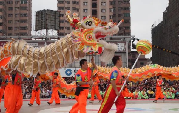 舞龙时前面的那个绣球是什么 来源？