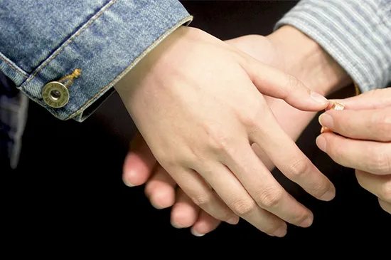 食指戴戒指什么意思