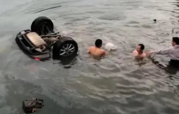 安徽天堂寨轿车坠河,是否有造成人员伤亡?