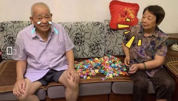 爷爷折千只千纸鹤送奶奶遭嫌弃，对此你有何看法？