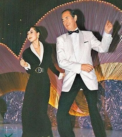 赌王和利智的跳舞合影照片 何超云真的利智生的吗