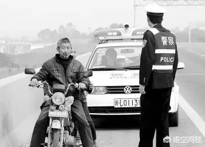 如何看待四川自贡一大爷,高速上“飙”共享单车欲返乡,结果骑反了,怎么看?