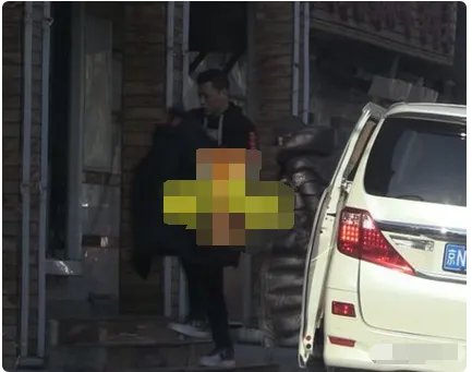 贾乃亮参加春晚审查助理怎么还提着药？