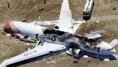 导致美国洛杉矶一架小型飞机坠毁的事故原因是什么?