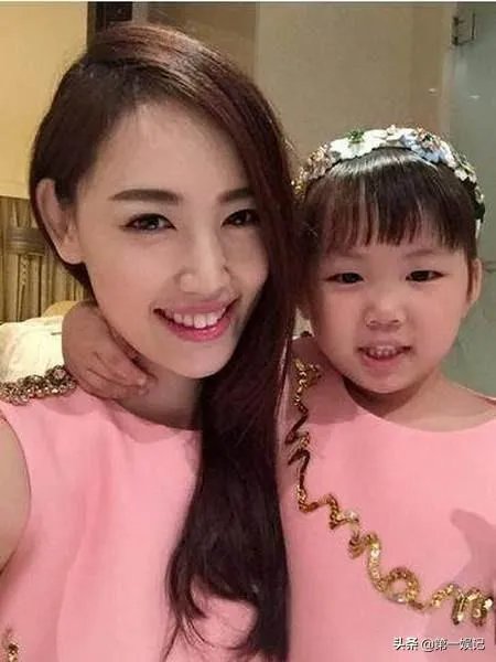 妈妈去世的时候这一个女孩也是出席了葬礼为王宝强的母亲披麻戴孝