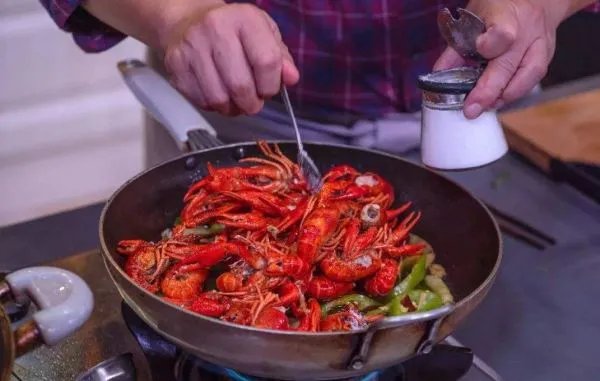 小龙虾棒冰在网络上走红，你认为味道会如何？