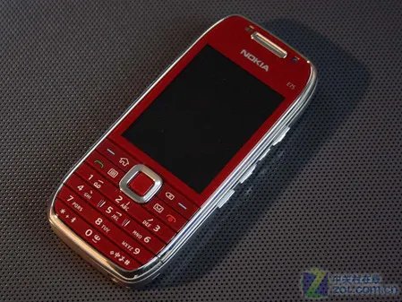 最纤薄侧滑键盘手机 诺基亚E75跌破2K5