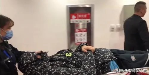 新疆vs青岛，周琦在防守时重摔倒地，躺在担架上紧急被救护车送往医院，他的伤势如何？