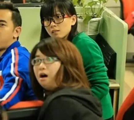 56微博江湖里的默默本人照片有吗?声音太好听了,我想看看本人，求好心人们帮帮我。。