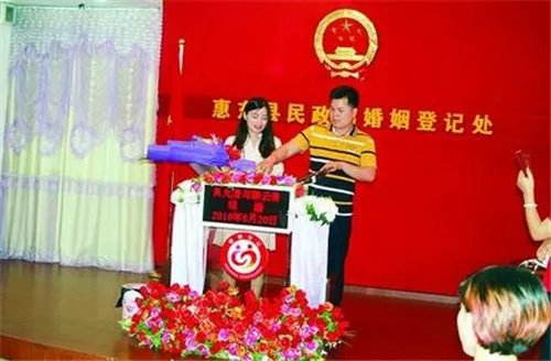 2018新婚姻法规定领取结婚证年龄  领取结婚证需要注意什么