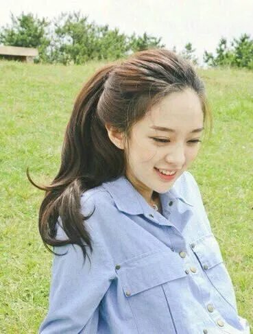 有没有绑马尾的美女照片做手机壁纸？