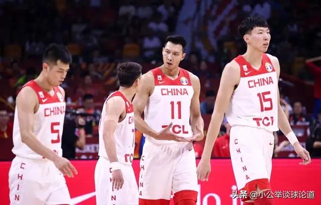 世界杯后周琦首次现身,健身房训练上肢力量,杠铃却像芦柴棒遭网友嘲讽,你怎么看?