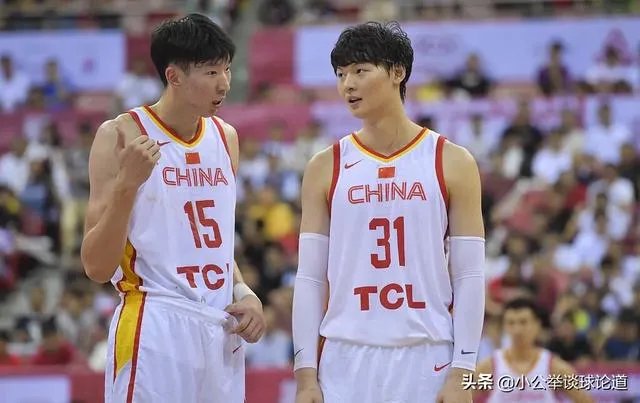 世界杯后周琦首次现身，健身房训练上肢力量，杠铃却像芦柴棒遭网友嘲讽，你怎么看？