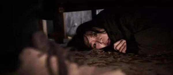 女子床下有手机震动，一看发现躲了个陌生男！后来怎样了？