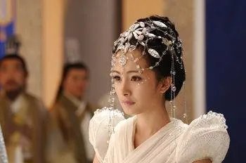 唐雪见跟杨幂谁漂亮点她们长得好像哦