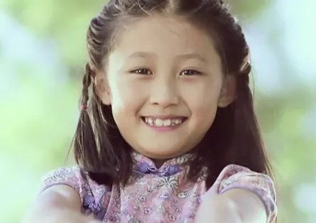 何静和女儿唱的歌叫什么 其女儿近照大放送