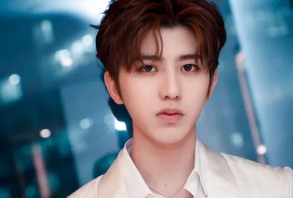 蔡徐坤体重究竟有多轻?为何能被baby悬在半空?