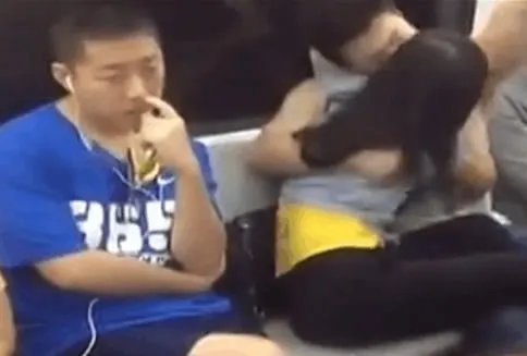 地铁上男女大秀恩爱令乘客不忍直视:好尴尬(图)