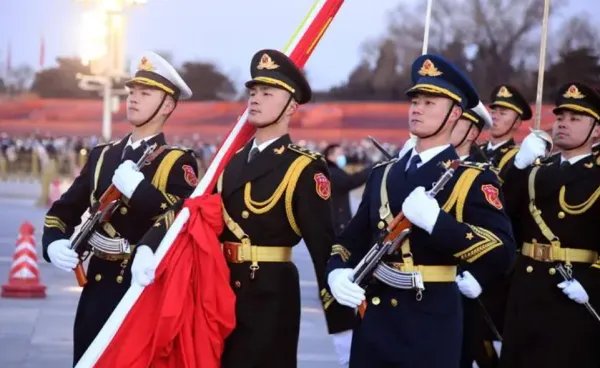 北京天安城门几点升国旗