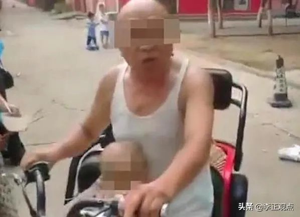 女子路边树上拴狗没让儿童靠近,老人骑车猛撞狗主人,你怎么看?