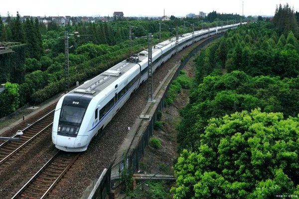 D2809次列车殉职司机5秒内紧急制动，司机的这一行为拯救了多少人？