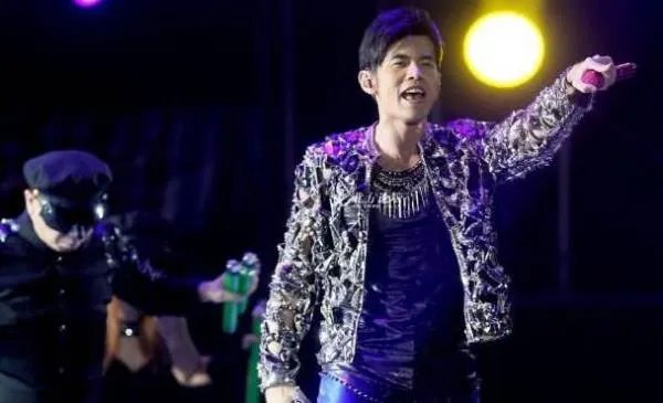 看周杰伦演唱会手机被偷,演唱会为什么频繁丢手机?