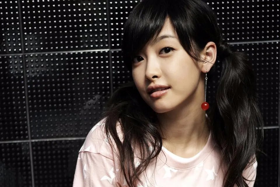 宋茜抵达韩国参加雪莉葬礼,为啥还有网友质疑她作秀?