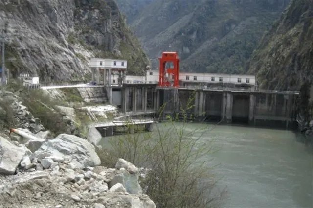 卧龙龙潭电站洪水漫坝，被困的96名群众和游客目前状况如何？