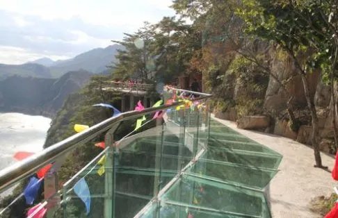 辽宁虎谷峡玻璃栈道发生事故，事故原因是什么？？