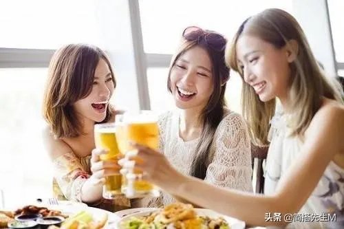 同样照镜子穿衣服，为啥有些男生说好帅，而一些女生总是换好几件都不满意？