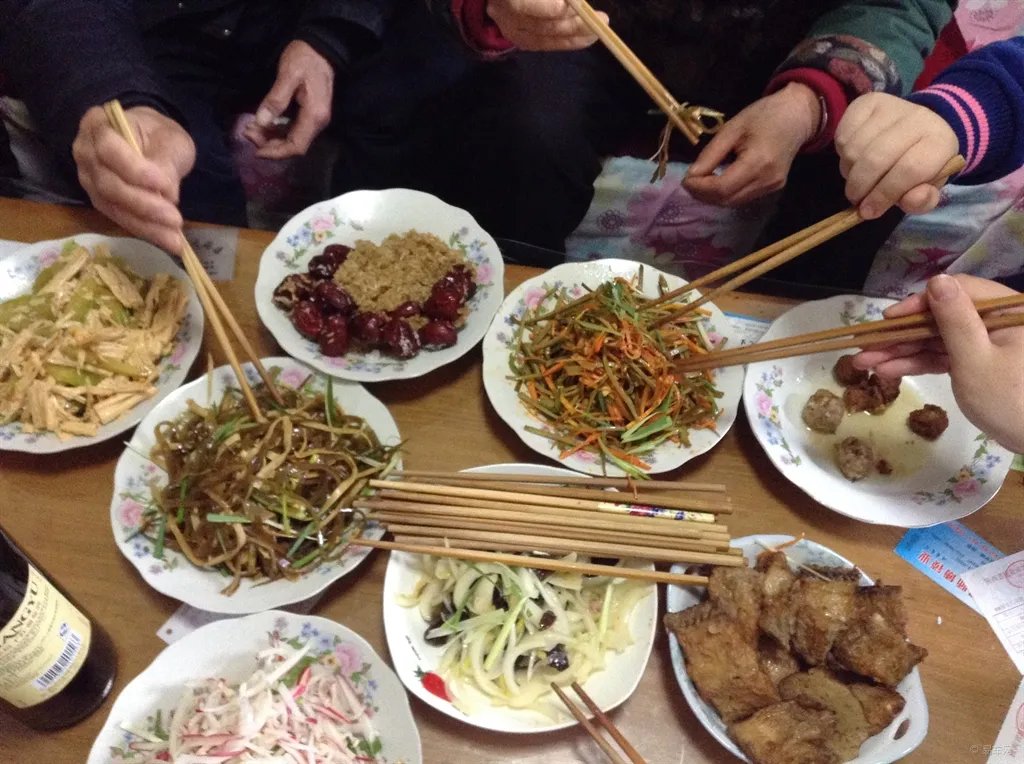 家庭聚餐疑似食物中毒,导致7人死亡,这是怎样回事?