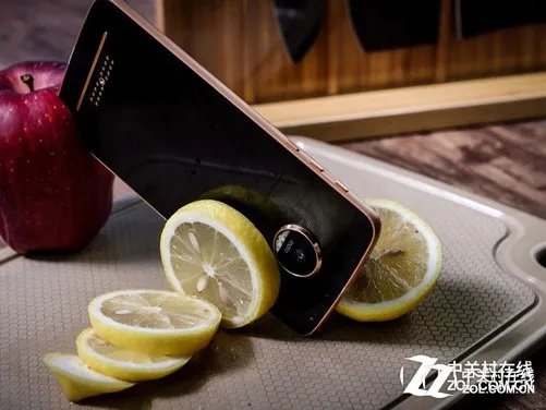 MotoZ领衔黑科技 市售特立独行手机盘点