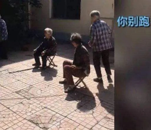 白发奶奶步履蹒跚玩丢手绢,现场的老人状态如何?