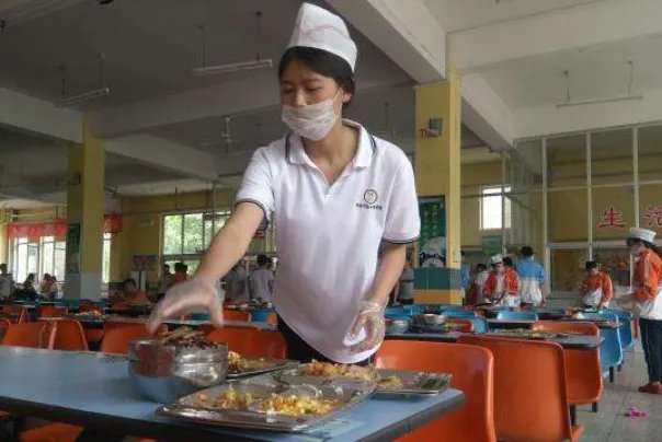 女孩高考超一本线132分却不敢算学费，网友竟公开资助？