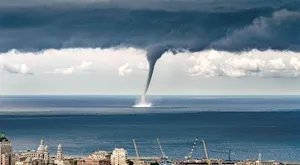 广东海边现龙吸水奇观，水柱窜云霄，是什么形成了这一奇观？