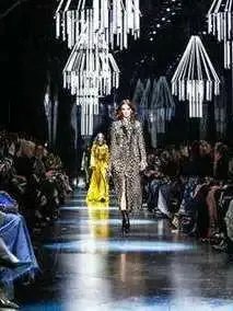 不锈钢、玻璃元素+低饱和度灰,打造完美意式现代轻奢风~