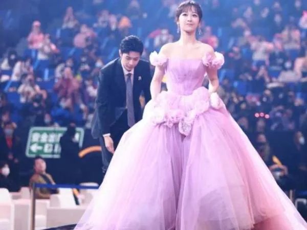 网友认为肖战对吴宣仪和杨紫的态度截然不同是在拜高踩低,对此你怎么看?