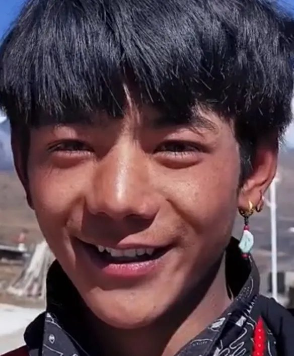 摄影师9年前拍下孩童时期丁真 网友：照片名字神预言